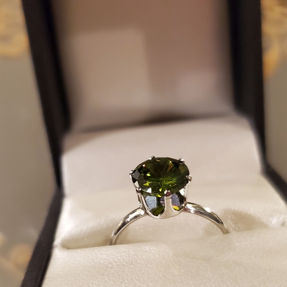 1.2 Carat AAA zirconia peridot birthstone ring - Picture 2 of 5